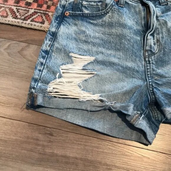 Women's American Eagle Light Wash Distressed Jean Short - Picture 6 of 7